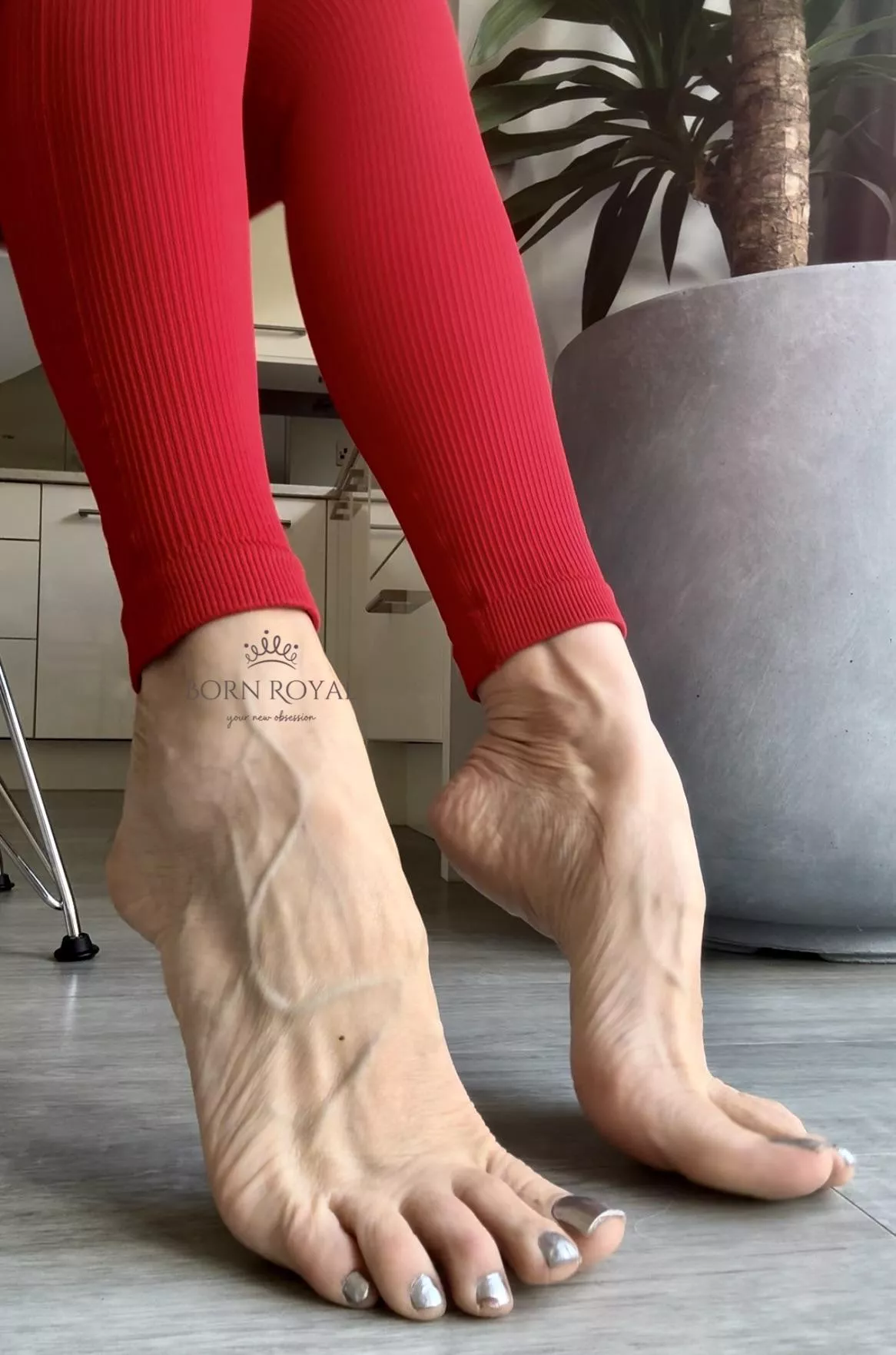 Arch and long toes posted by bornroyal_feet1