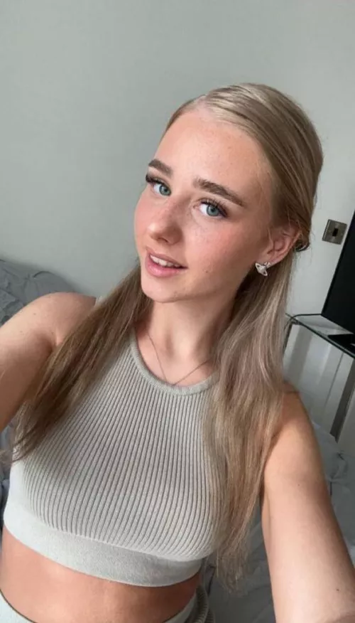 how cute do I look in this crop top?  by Aggressivegirly