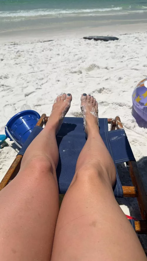 How do you feel when you look at pictures of feet?  by Hallegoodgirlx