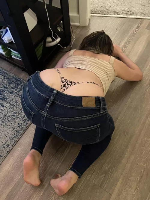 I know you can’t look away [f] by Tarastjames