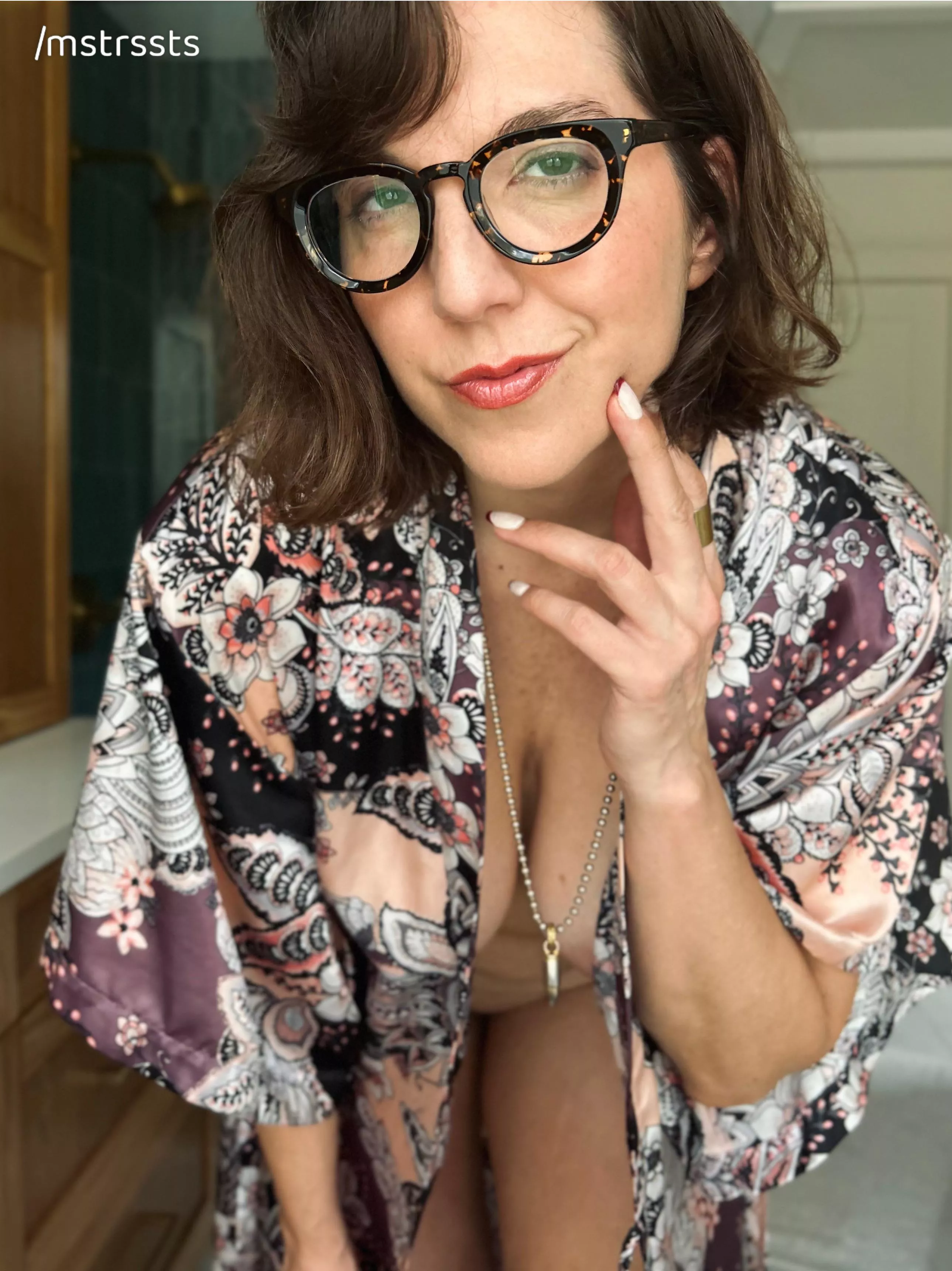 Me looking at you looking at me (f48) posted by mstrssts