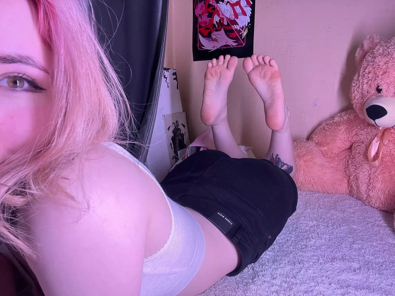 Touch on my legs excites me a lot  posted by Bilonnna