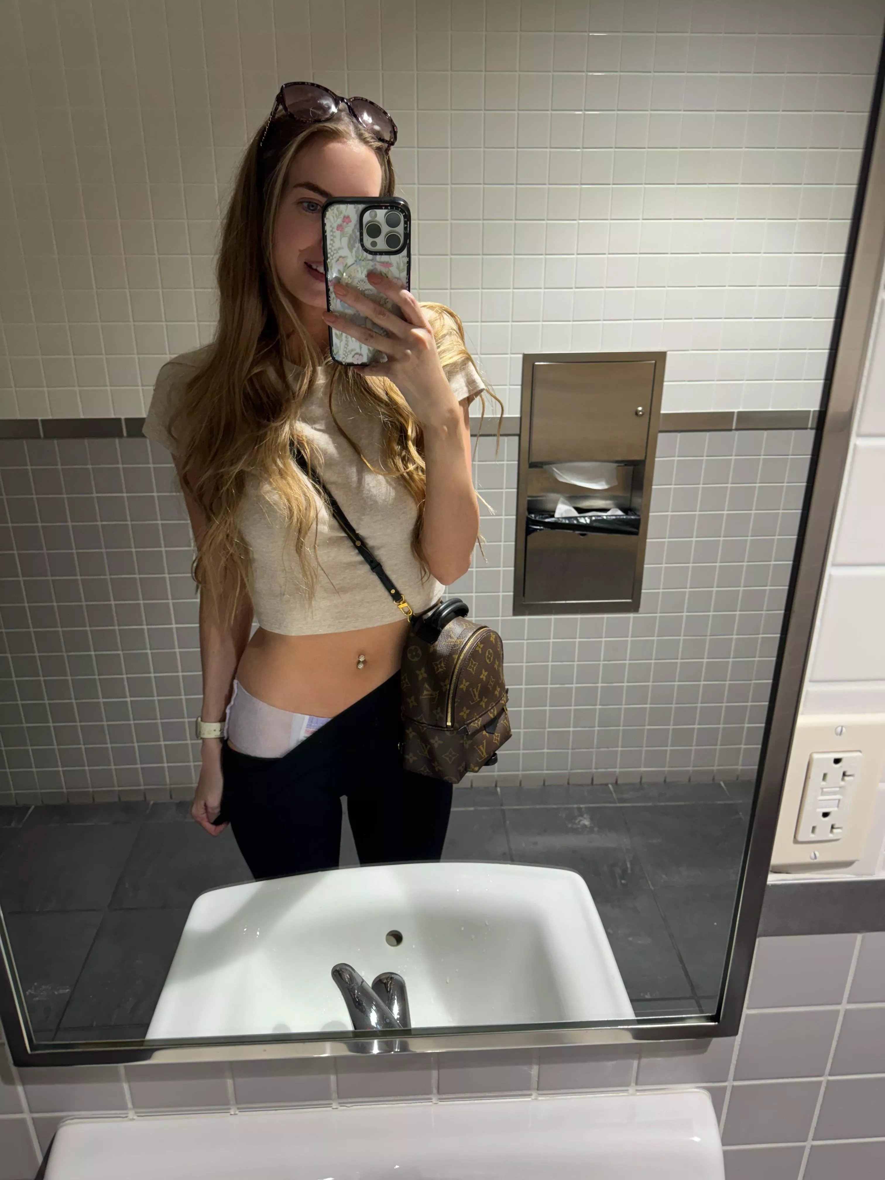 Bathroom break 🙃 posted by kayleeheartkins