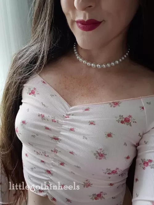 no bra under my crop top by littlegothinheels