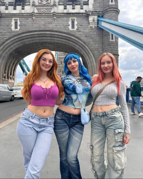 Orange 🧡 Blue 💙 Or Red ❤️? by Mox_Castagnoli