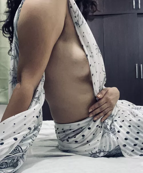 Petite sideboob ☺️ by adifferentpersona