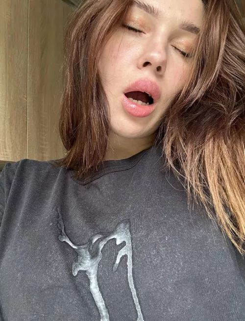 A guy from Tinder stained a fresh T-shirt right in the cafe toilet by apple_only_