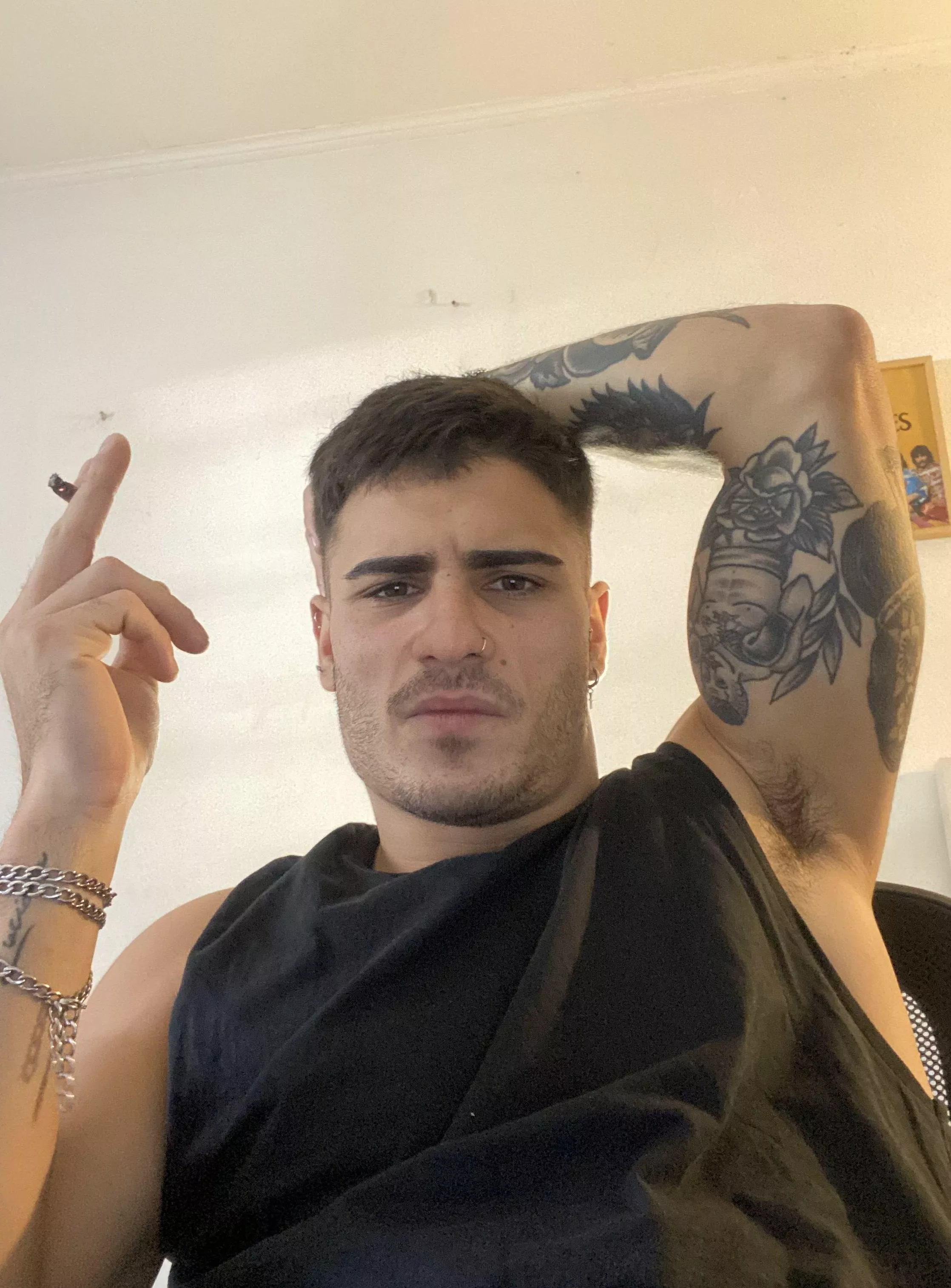 Can you handle the funk of my hairy pits, boy?  posted by OliverKinggxoxo