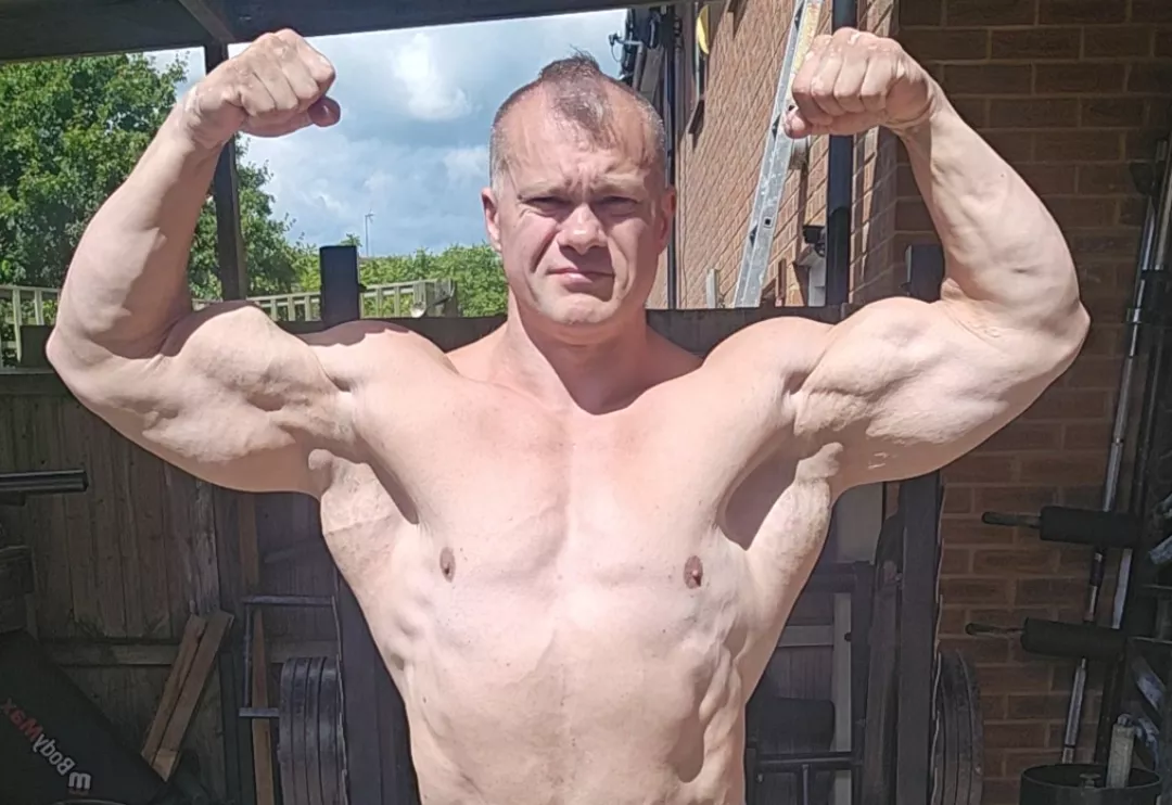 Sniff these sweaty pits posted by strongdickie2