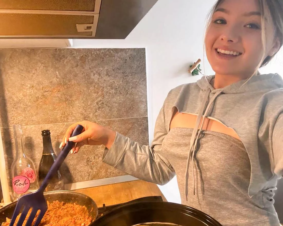 Confidence level: crop top chic posted by elizabaikova