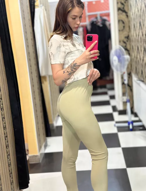 I love taking selfies in the locker room by apple_only_