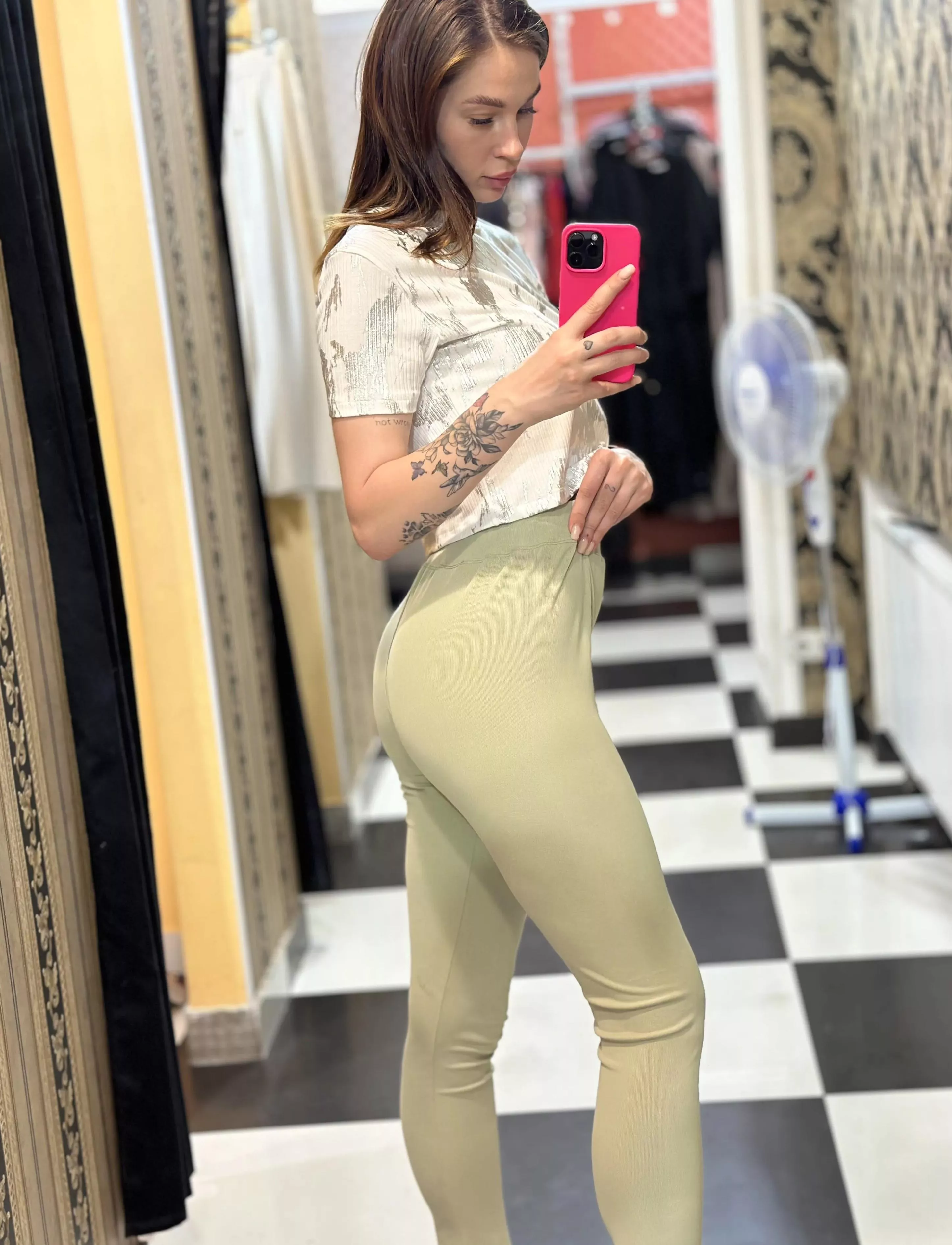 I love taking selfies in the locker room posted by apple_only_