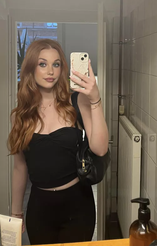 feeling myself today by cutelittlelina