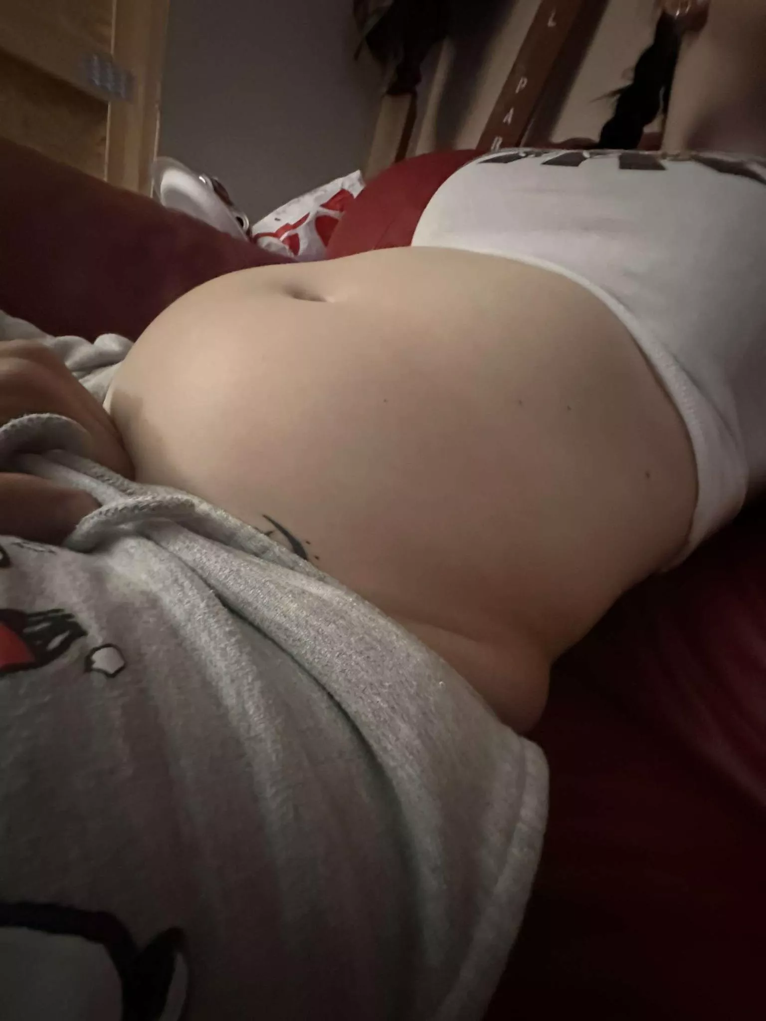 It's getting fuller and fuller, who wants to feed me and see how I turn into a sexy pig? 😍🐽 posted by Claudiavf