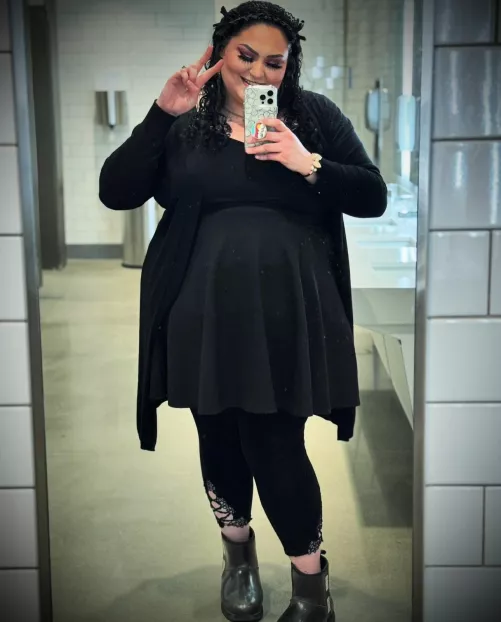 Since you guys enjoyed the last Selfie, here’s a full body pic 🥀 by lilgxthbxby