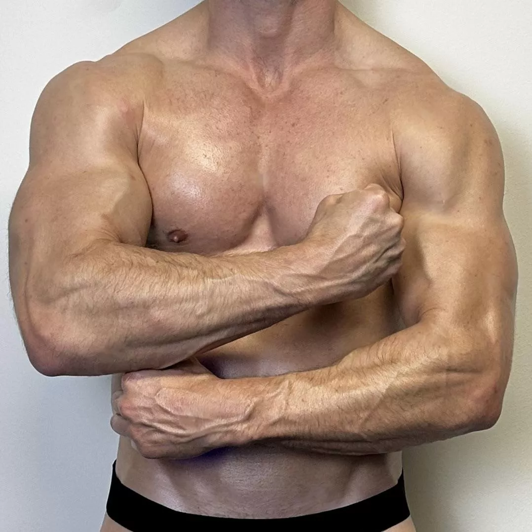 Who wants a hug?💪 posted by Pinguinbravo