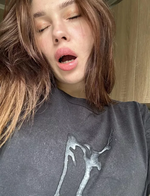 A guy from Tinder stained a fresh T-shirt right in the cafe toilet by apple_only_