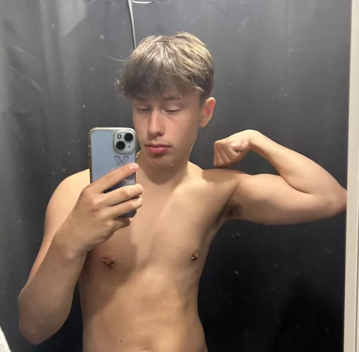 Been cutting for a while so my biceps are starting to be visible👊🏻 by Favoriteteenboy