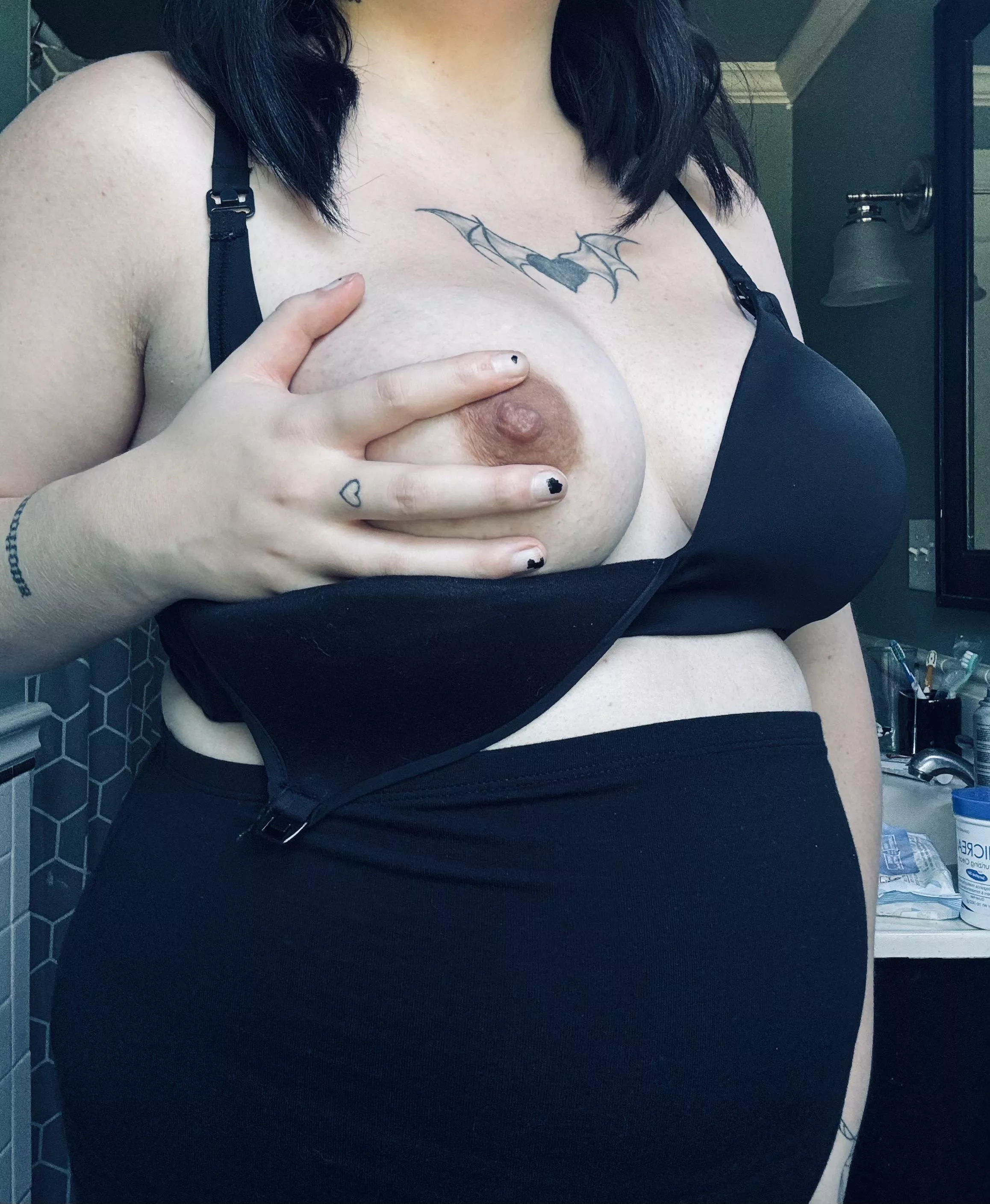 Got a new nursing bra . Do you like it ?🖤 posted by lil_bre