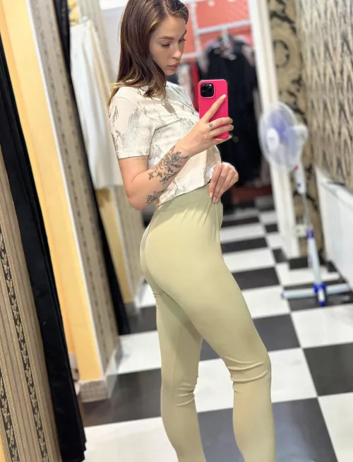 I love taking selfies in the locker room by apple_only_