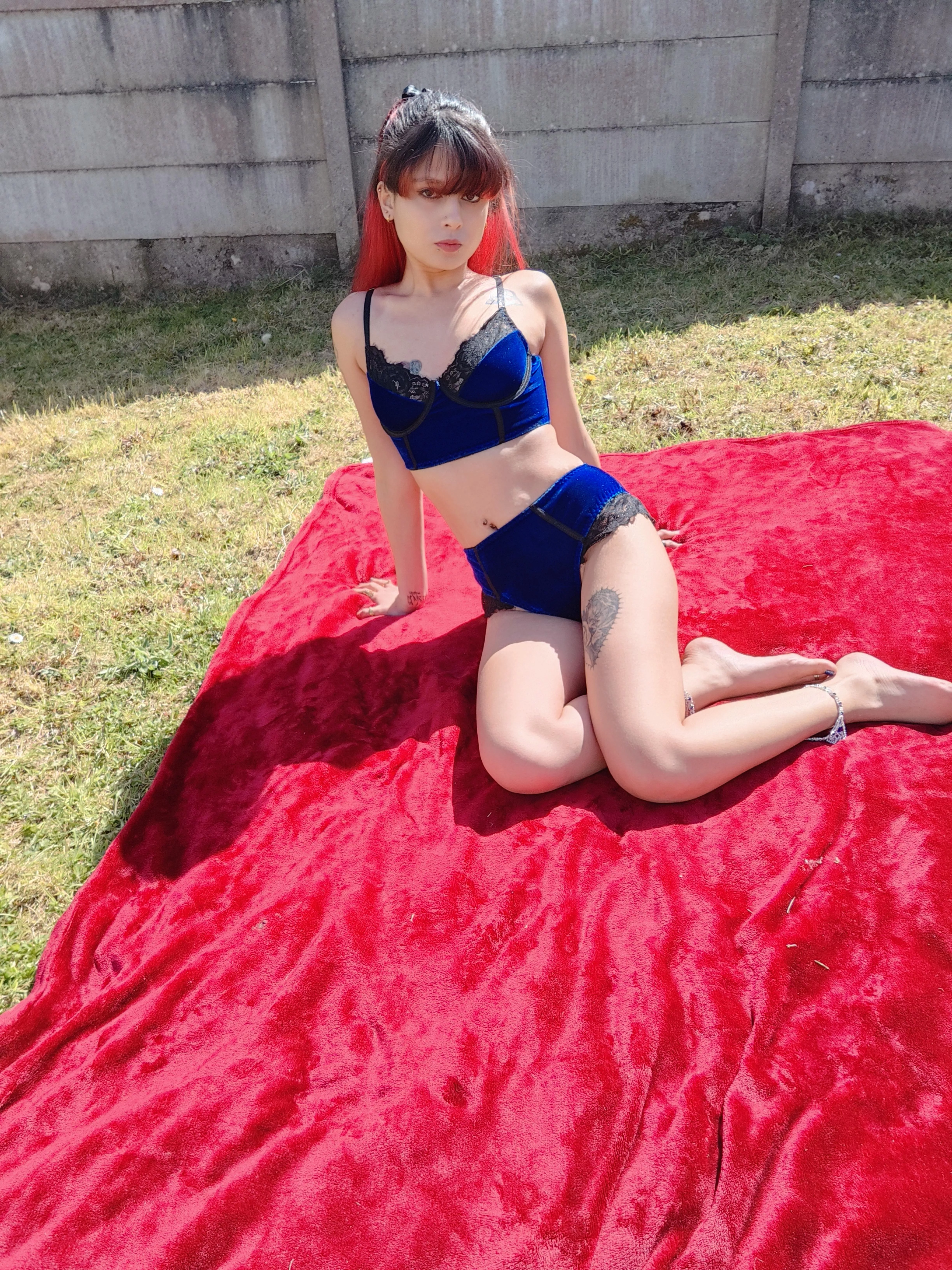 Sexy flexible legs  posted by 8coco3chane1