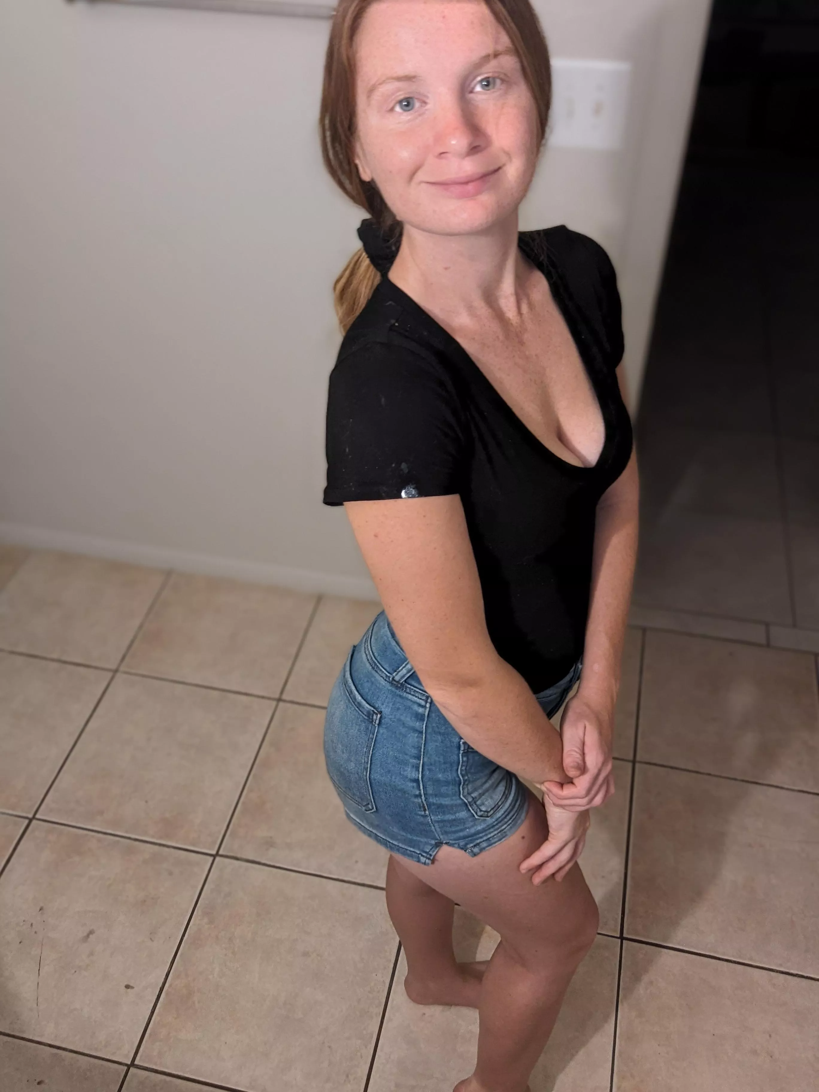 Auburn aura: naturally alluring🌌 [F27] posted by Redlilyrose