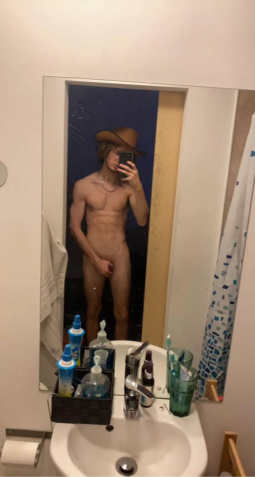 Fancy showing this twink some love? posted by MurkyFlan6124