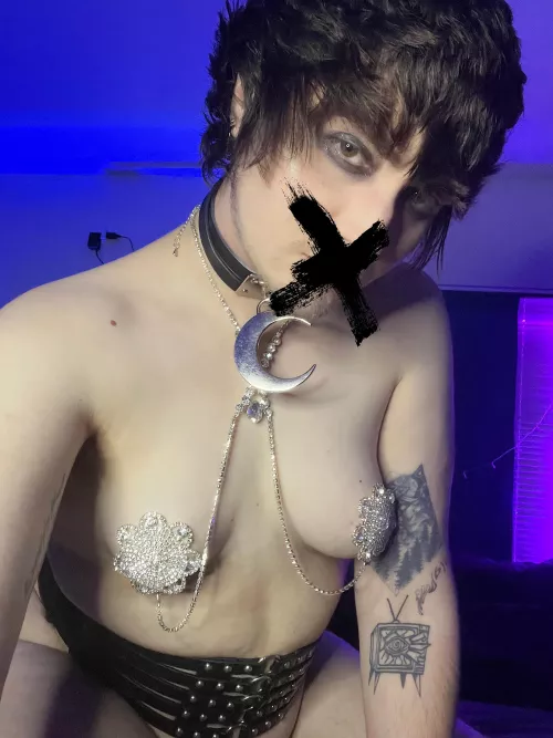 Putting the male character in female “armor” 🥴 by useless_equation