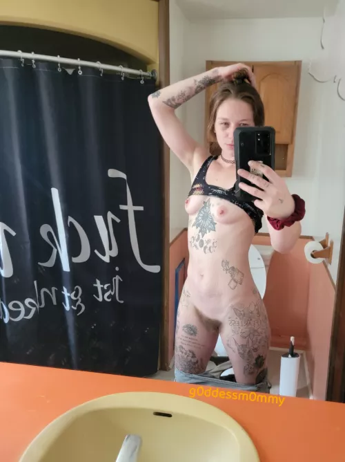 Selfie in my moms boyfriends new house  by G0ddessm0mmy