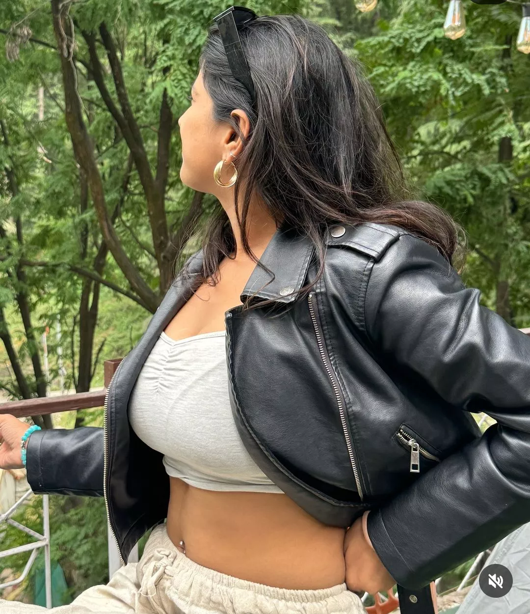 some girls love the subtle stares. posted by poseidon148