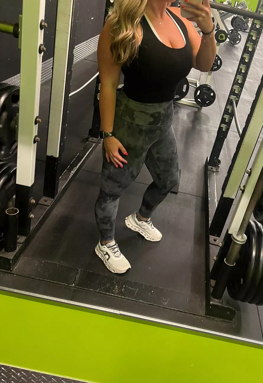 Just trying to give everyone a good view at the gym posted by HotwifeNurse18