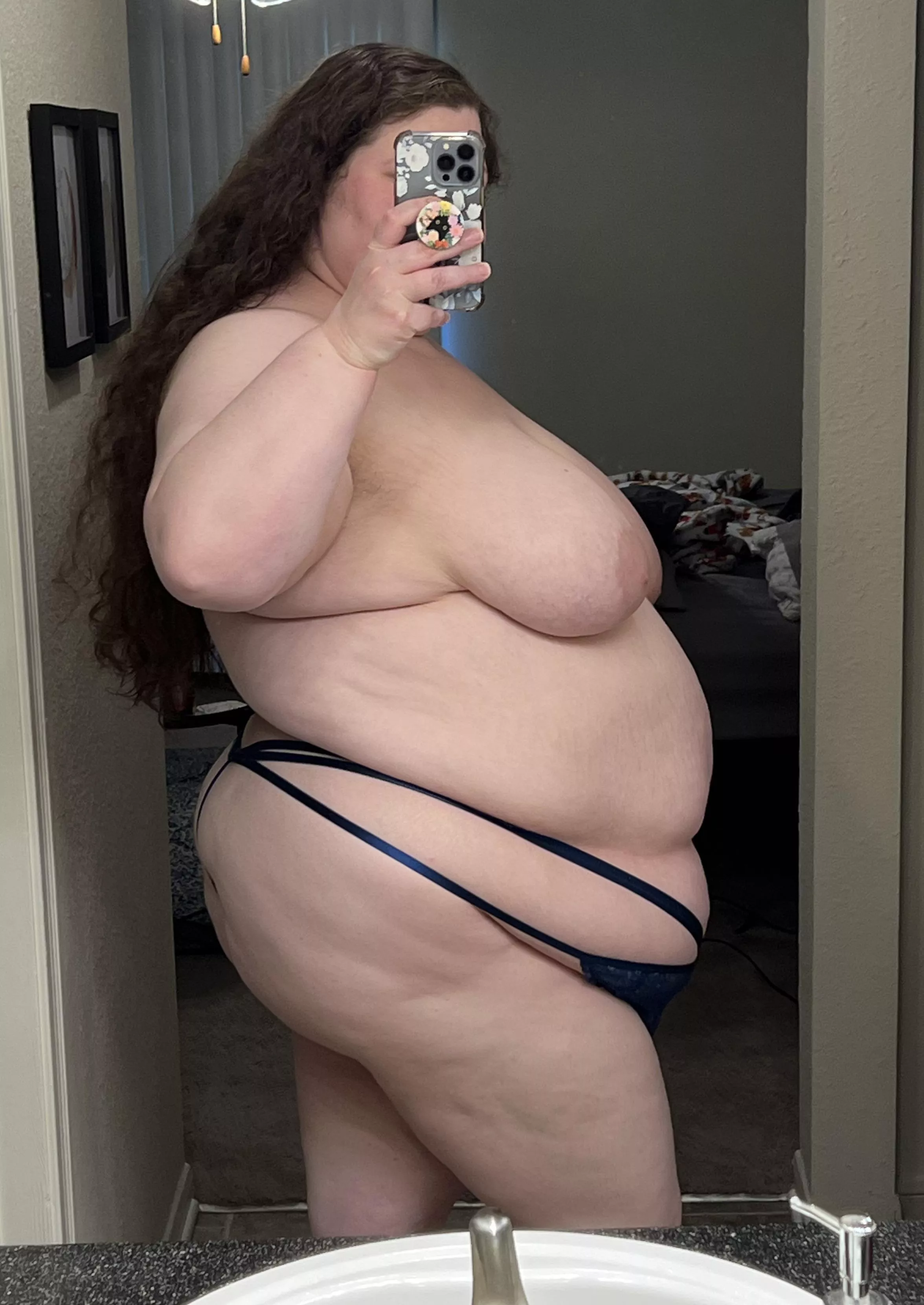 Let’s start the weekend right, get in my bed posted by arealhandful