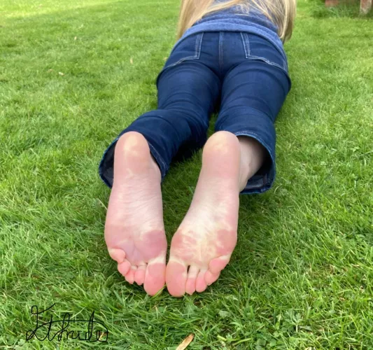 Relaxing for the weekend  by Elfrida77