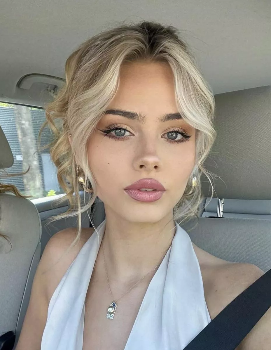 Sara Crumbleleg posted by Ken789gh