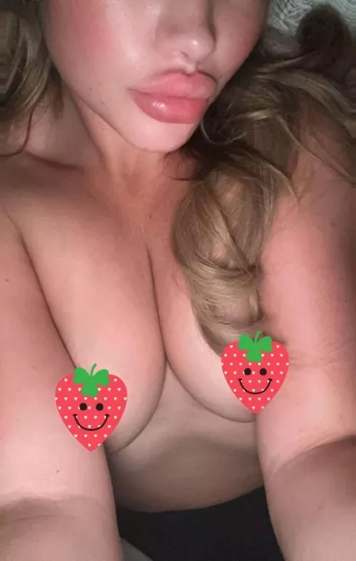 vill du stoppa kuken i min mun eller mellan mina bröst?😚 by Annastromberg