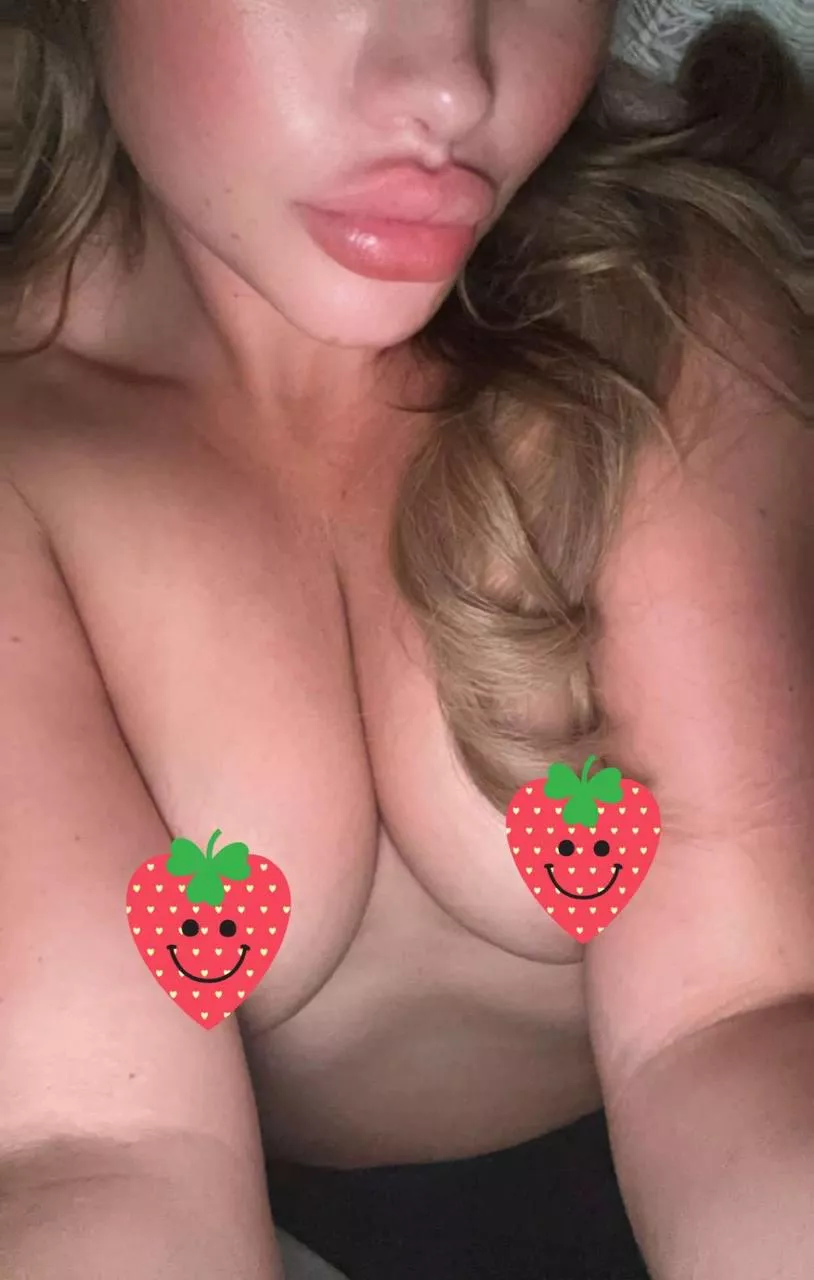 vill du stoppa kuken i min mun eller mellan mina bröst?😚 posted by Annastromberg