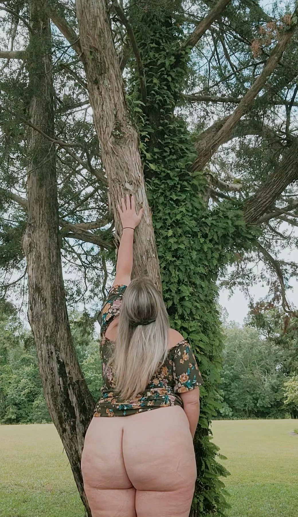 Bottomless on a Sunday.  posted by MonaMisss