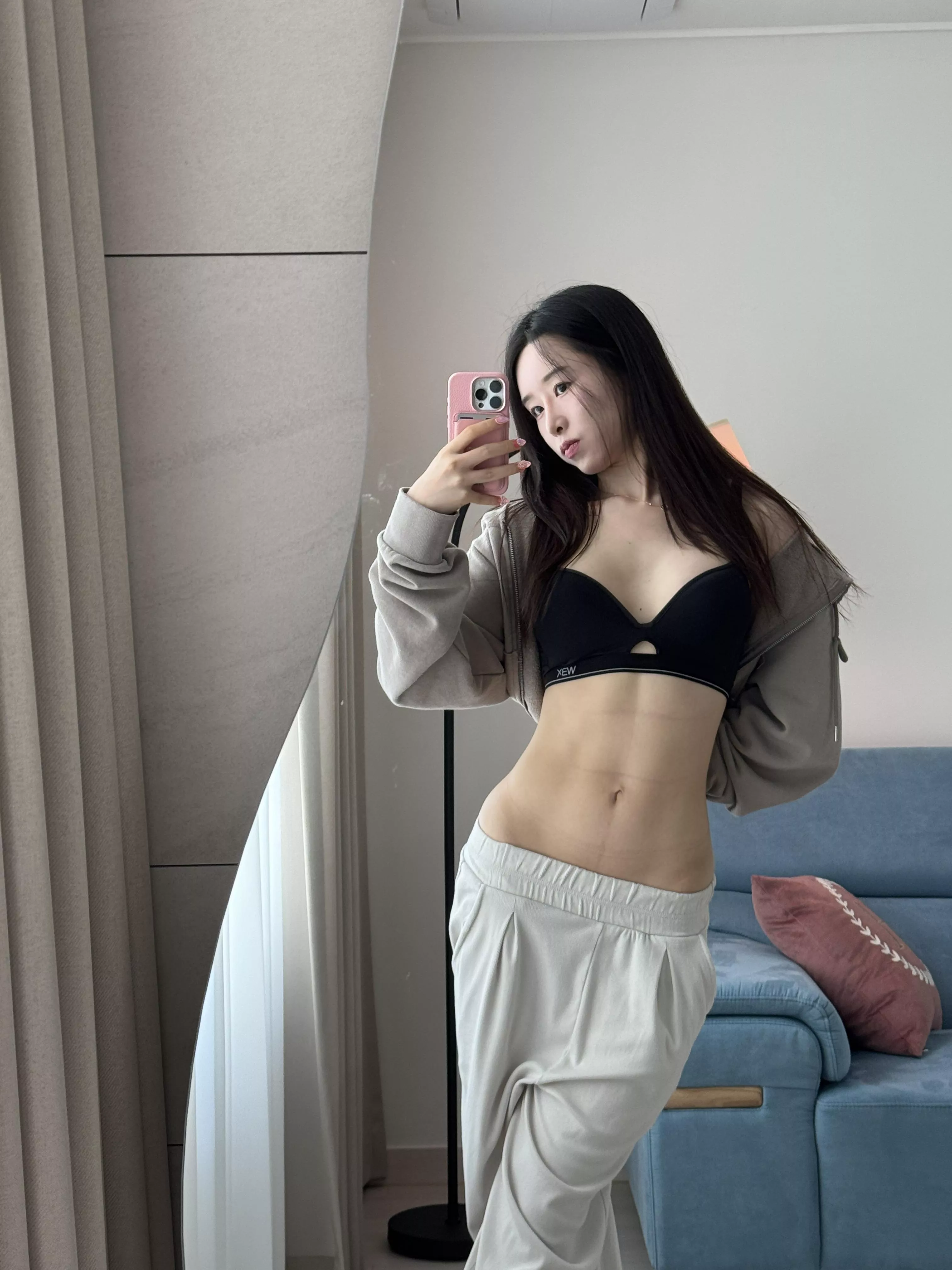 nice tummy? c;  posted by xoo_Chloe