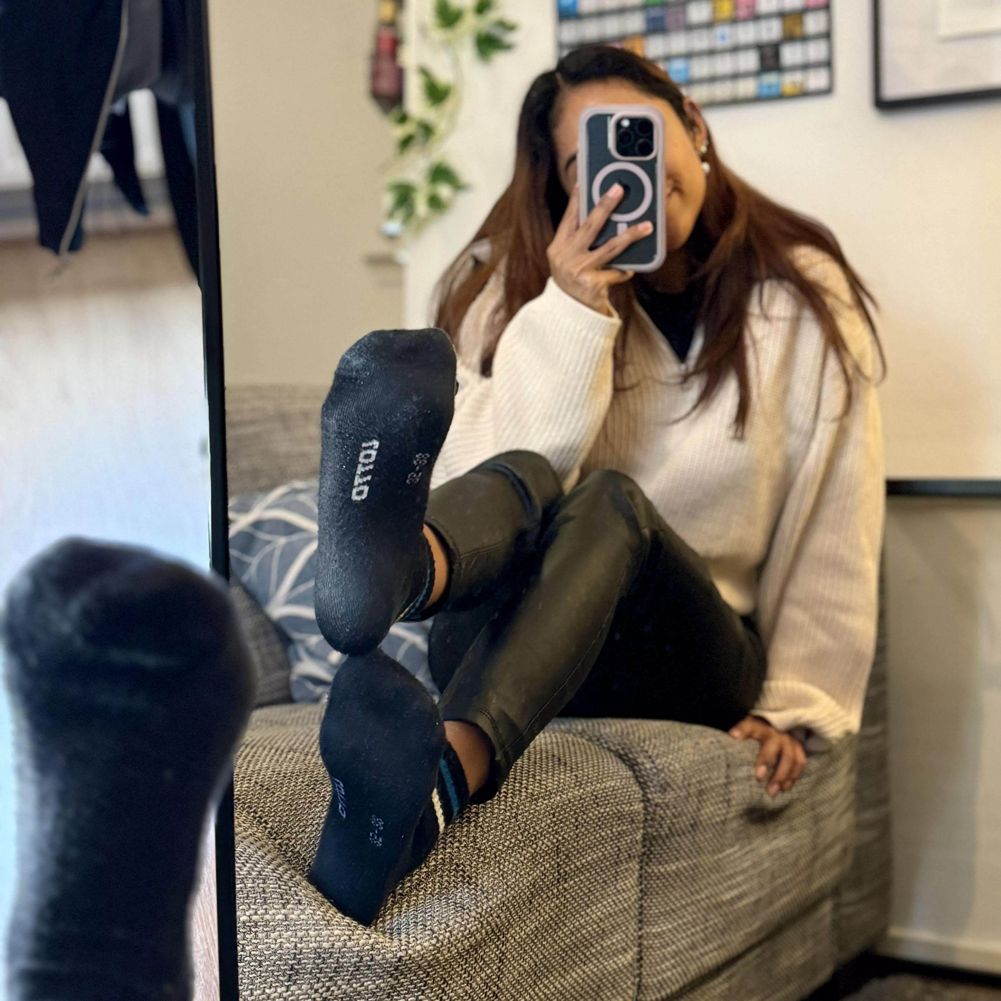 Say Hi to my dirty soles 😈 posted by isa_stillsinning