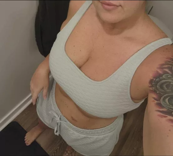 What’s your age i’m courious whos watching 😛 f45 by hottattooedgma69