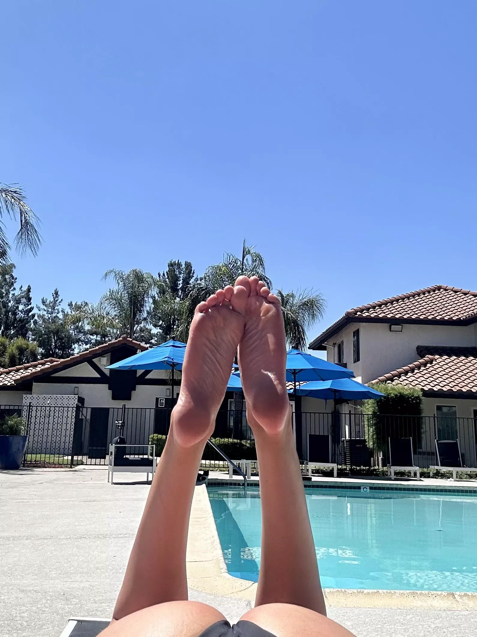 huge yummy soles 🍑🤤 posted by maybelatertho