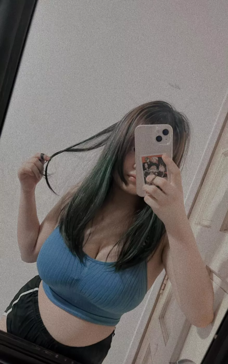 Am i a girlfriend material? posted by Aaashleyyy01