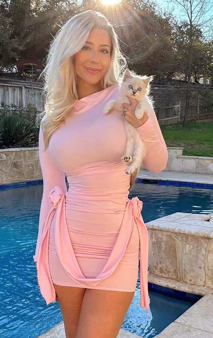 Big in Pink posted by AmazonianRattlesnake