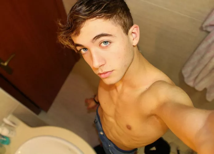 Hey guys! New reddit twink here:) by ripleyTV