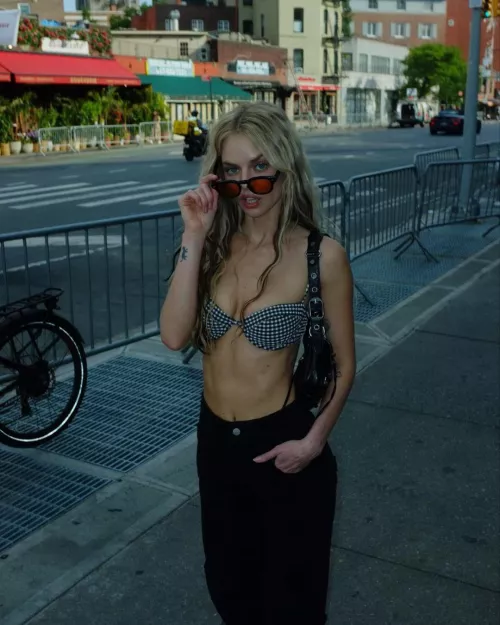 I see Samara Weaving and I start feeling bi by spatiplus2