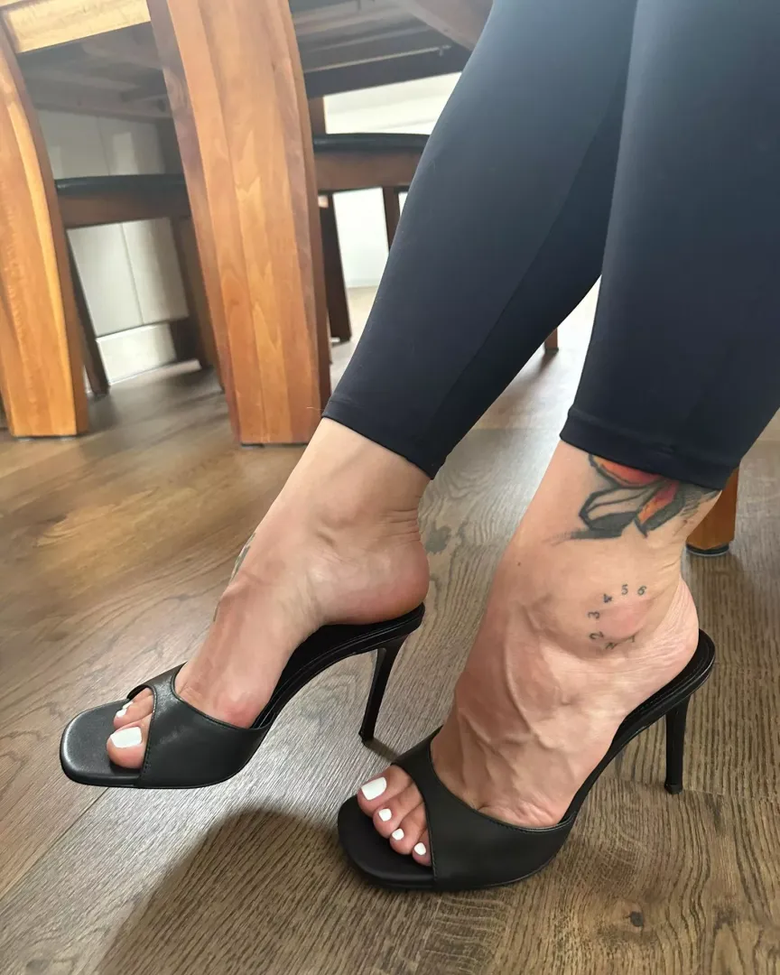 White toes and a big smile, just waiting for my order. [F] by Pixiesoles23_