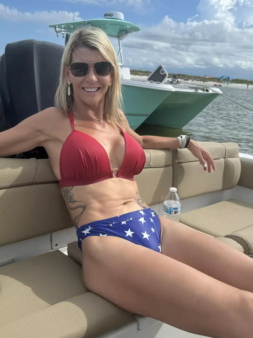 Do you like Bikini MILFs? posted by fitnesswife1983