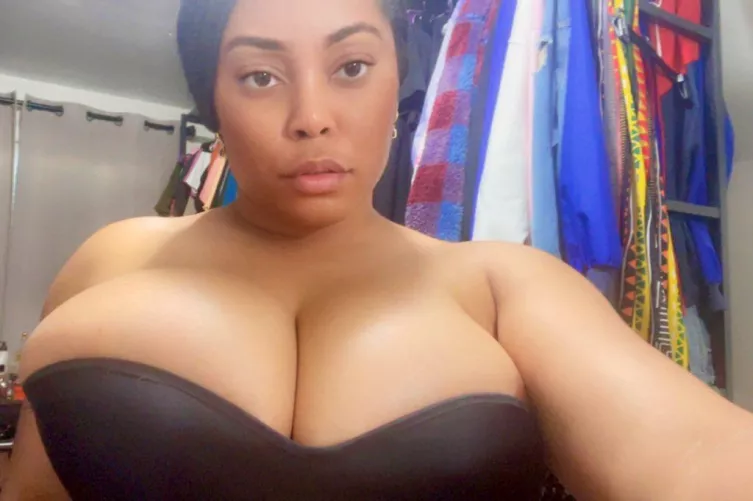 Strapless bra causing spillage 🤭 by goddessmazikeen