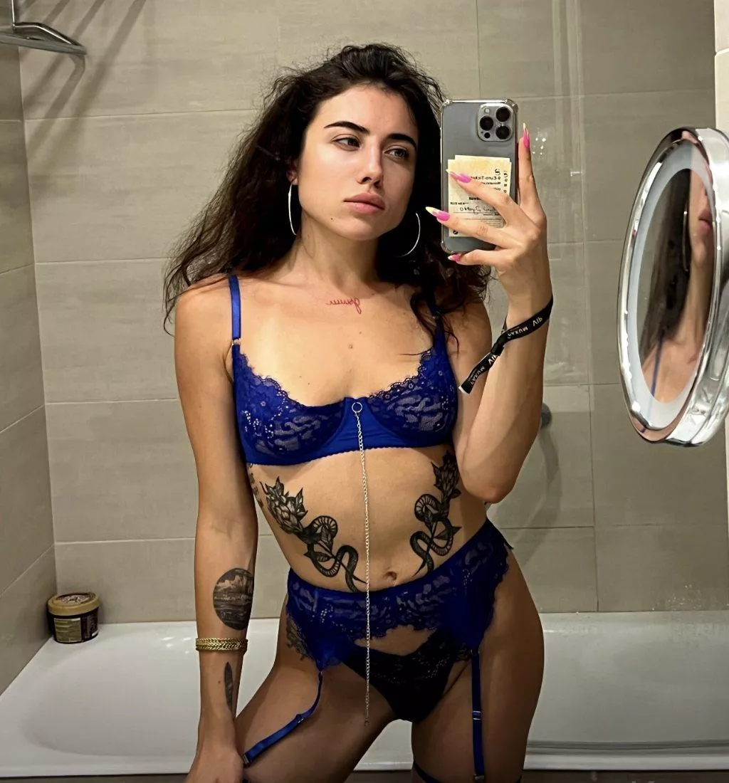 My favorite mirror for selfies posted by attractivebaby