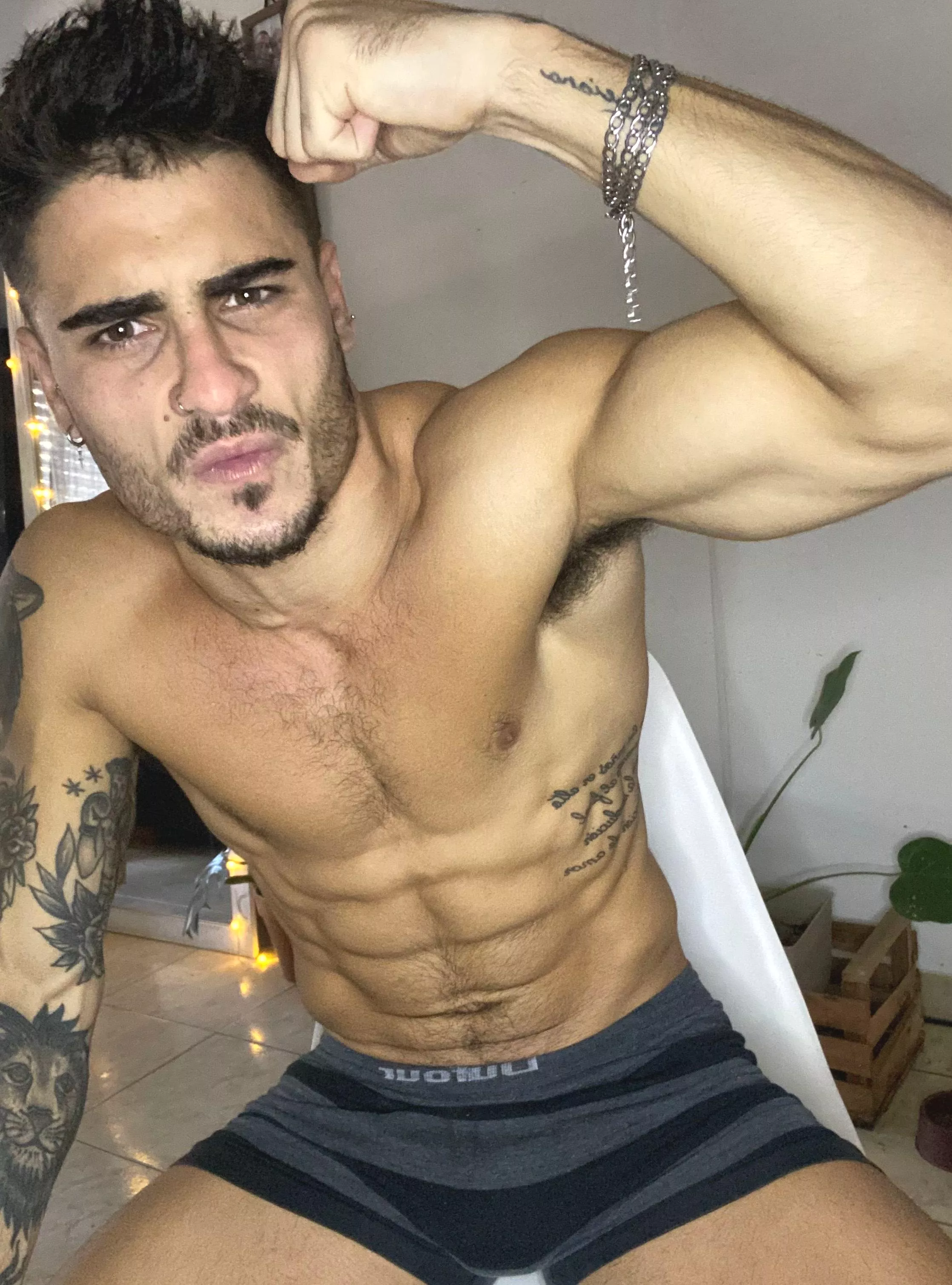 What's it like to smell my musk while I'm holding your head on my armpit? posted by OliverKinggxoxo